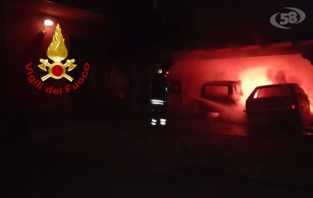 Mirabella, due auto a fuoco nella notte