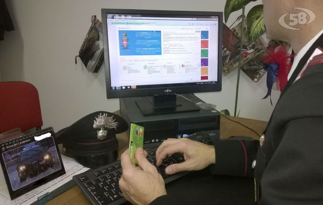 Preleva soldi da una carta di credito smarrita, denunciato 50enne