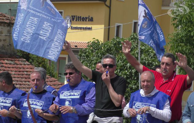 Ariano, polizia penitenziaria in catene: ''Vogliamo dignità''