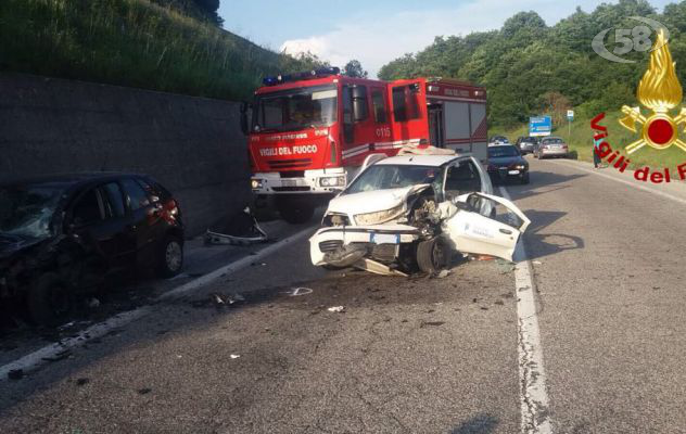 Scontro tra auto sull'Ofantina: due in ospedale