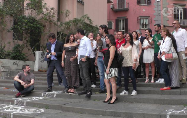 Arte urbana sulla Scala del Chiatamone / VIDEO