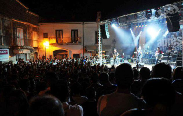 Ariano, Deluxe e Imam Baildi fanno ballare il Folk Festival/Video