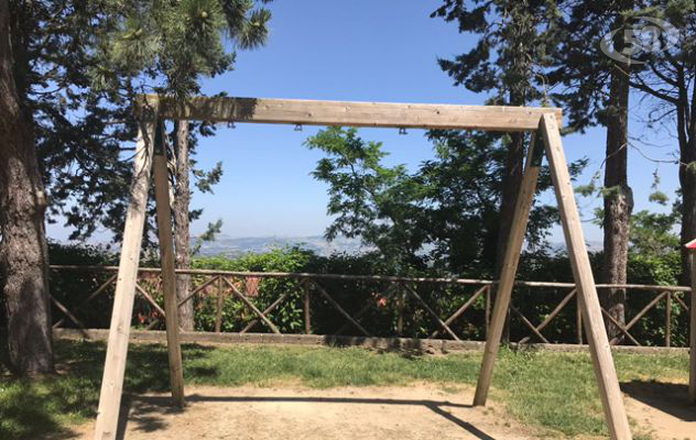 Villa comunale Ariano, “scomparse” le altalene: monta la protesta