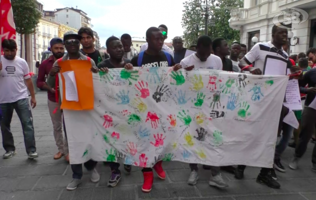 ''Deriva razzista'', migranti e sinistra in piazza /VIDEO