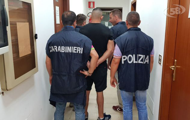 Tiene in ostaggio 2 persone: rapinatore arrestato
