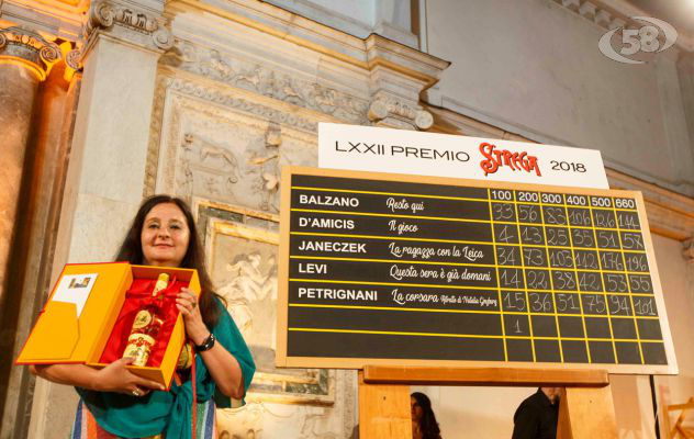 Premio Strega, trionfa Helena Janeczek. Dopo 15 anni sul podio una donna. "Sono contenta"