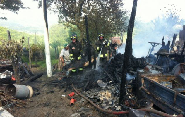 Nusco, in fiamme capannone ad uso agricolo: strage di animali