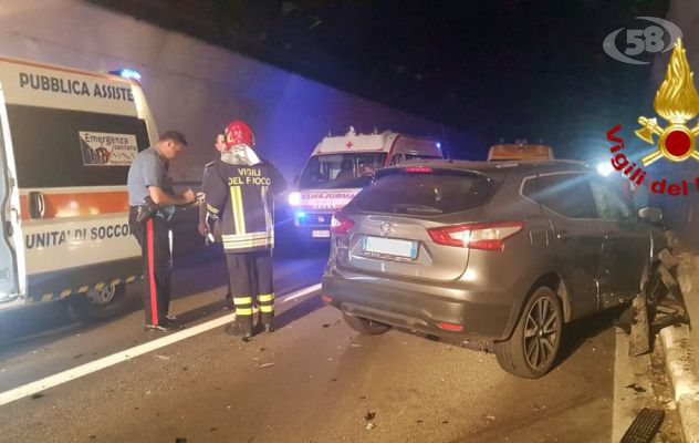 Scontro tra auto in galleria: tre in ospedale