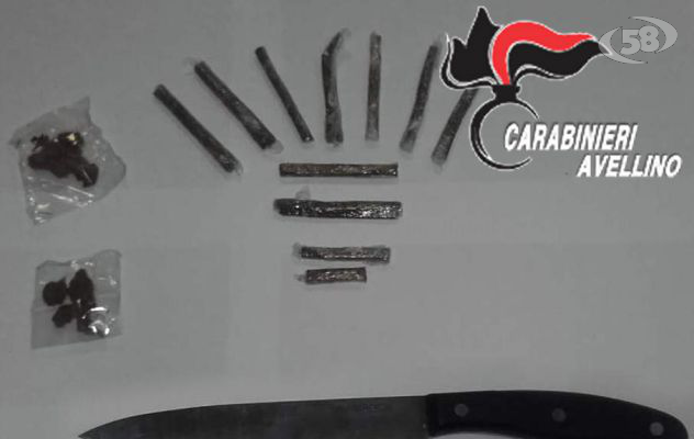 In giro con 20 grammi di hashish e un coltello: due giovani nei guai