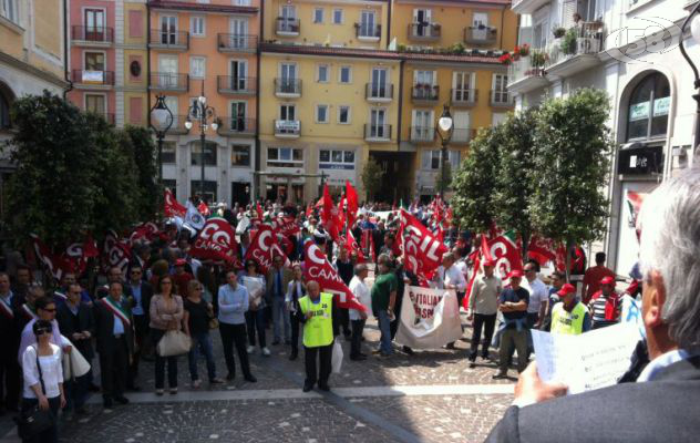 Vertenza Irpinia, sindacati in piazza ad Avellino: il governo cambi rotta