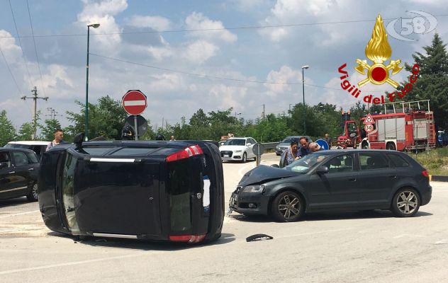 Violento impatto tra auto: tre in ospedale