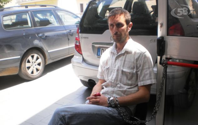 Tentò di darsi fuoco, oggi si è incatenato davanti al Consorzio: ''Mi devono 100 mila euro"