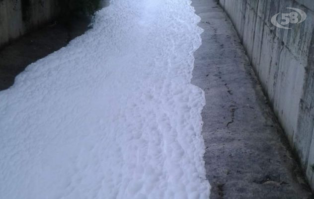 Un fiume di schiuma bianca nel torrente: imprenditrice nei guai