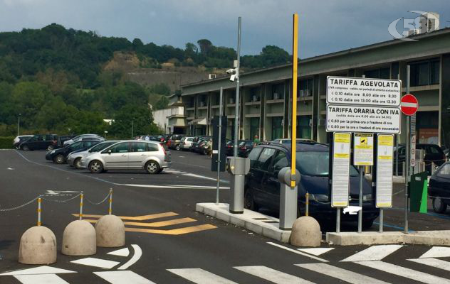 Al parcheggio vicino all'Asl si paga: e scoppia la polemica