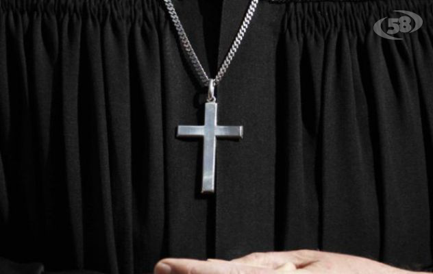 Sms hot e volantini anonimi, parroco allontanato dalla sua chiesa