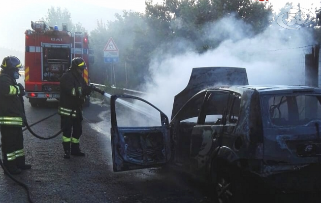 Auto avvolta dalle fiamme: conducente resta ustionato