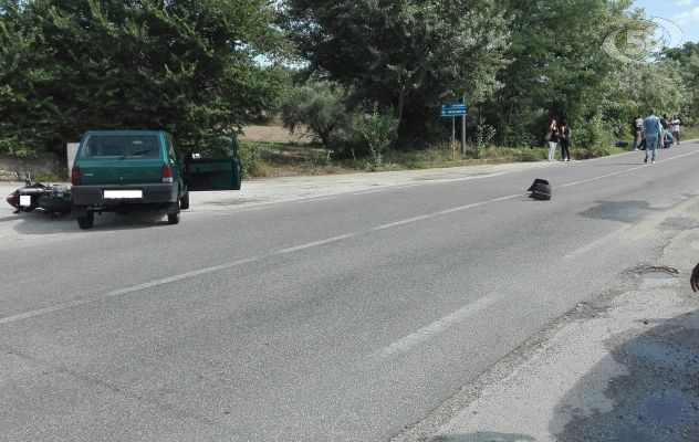 Scontro auto e due moto: ferito un centauro