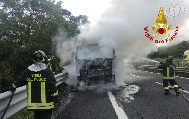 A fuoco tir pieno di ecoballe: rallentamenti sull'A16