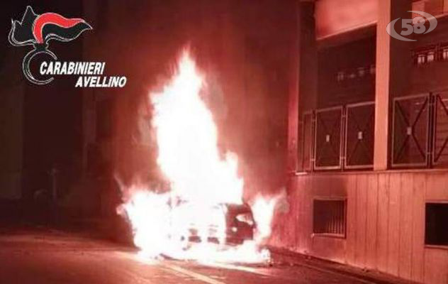 Due auto in fiamme nella notte: nessun ferito