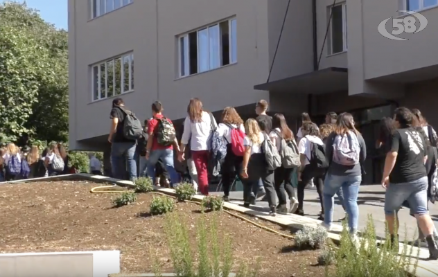 Scuola, Giaquinto: ''Edifici in ottimo stato''. Grano: ''Perdiamo 1500 alunni all'anno''