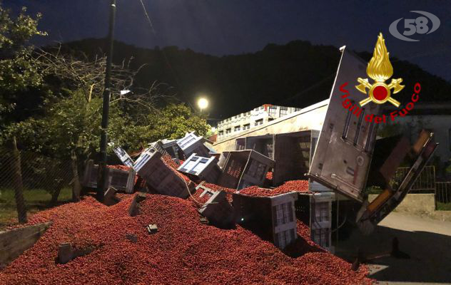 Si ribalta tir carico di pomodori: disagi al traffico