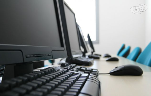 Ladri in azione in una scuola di Vallata: rubati 8 computer
