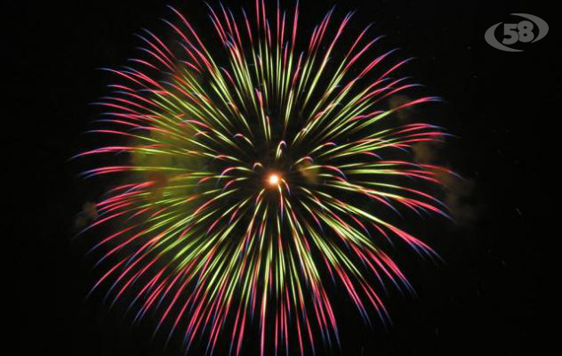 Accende fuochi d’artificio per festeggiare senza l’autorizzazione, 47enne denunciato