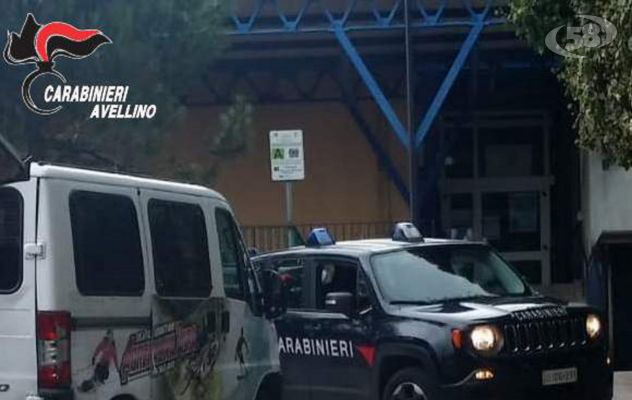 Scuolabus parcheggiato in pendenza si avvia e investe insegnante