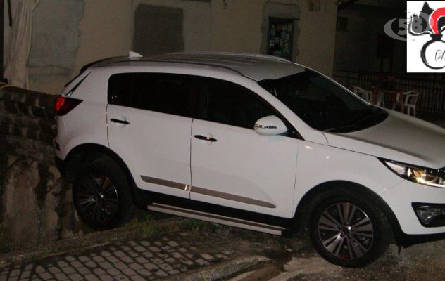 Inseguimento nella notte, ladri in fuga abbandonano auto rubata