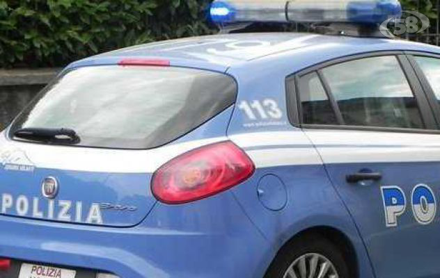 Aggredisce il vicino e insulta la figlia: 38enne nei guai