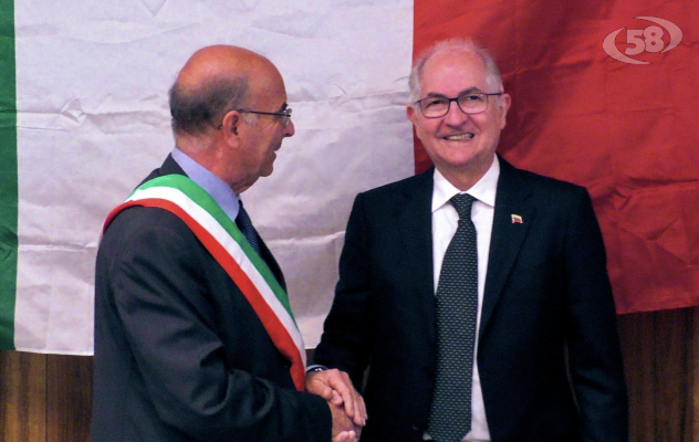 Ledezma è cittadino onorario: l'abbraccio di Grottaminarda