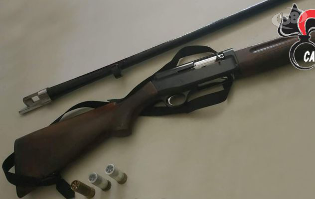 A caccia senza licenza e arma clandestina: 52enne arrestato