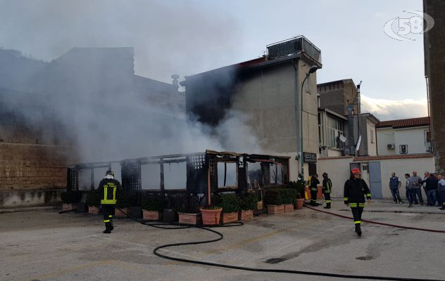 Incendio nel gazebo del ristorante, danni ingenti: indagini a tappeto