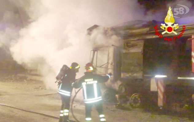 Due autocarri in fiamme: intervengono i Vigili del Fuoco