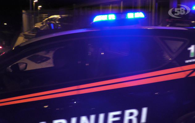 Picchia e minaccia la convivente davanti alla figlia, arrestato 36enne