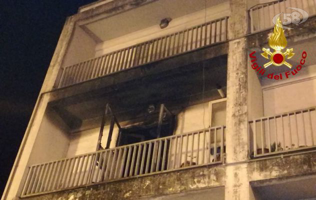 Casa avvolta dalle fiamme, anziana salvata dai caschi rossi