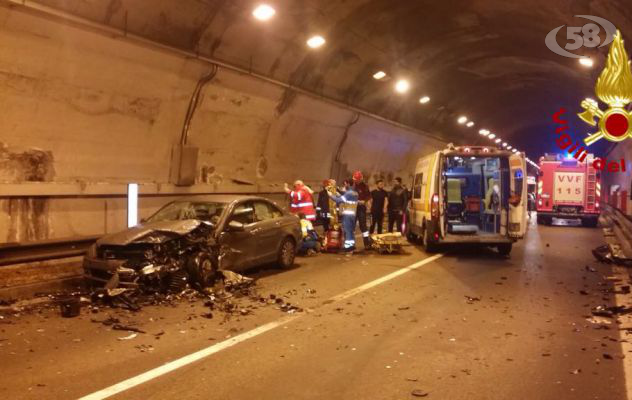 Brutto incidente in galleria: tre auto coinvolte