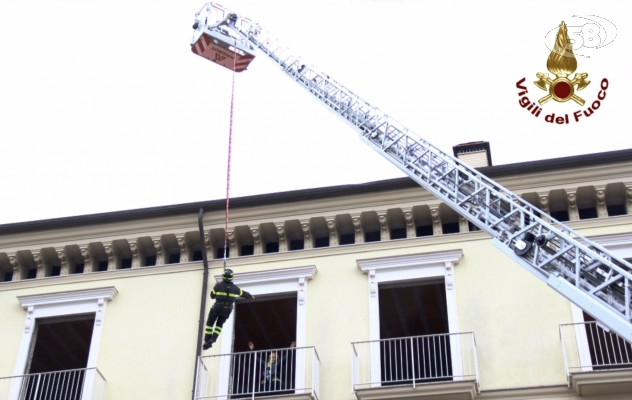 Palazzo a fuoco, esercitazione dei caschi rossi /VIDEO