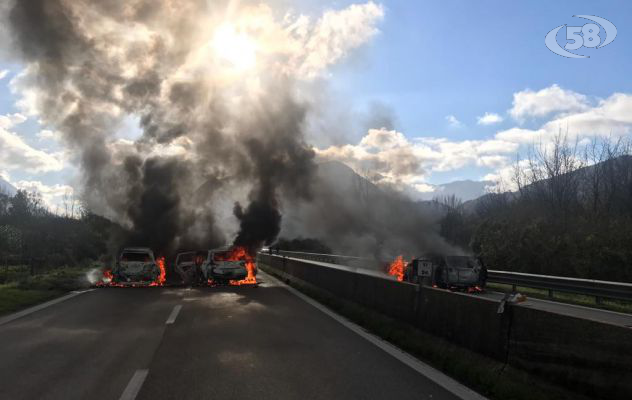 Terrore sul Raccordo, spari e auto in fiamme: assalto a portavalori