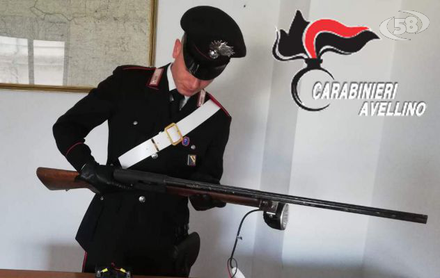 Sorpreso con un fucile prova a corrompere i Carabinieri: arrestato un 70enne