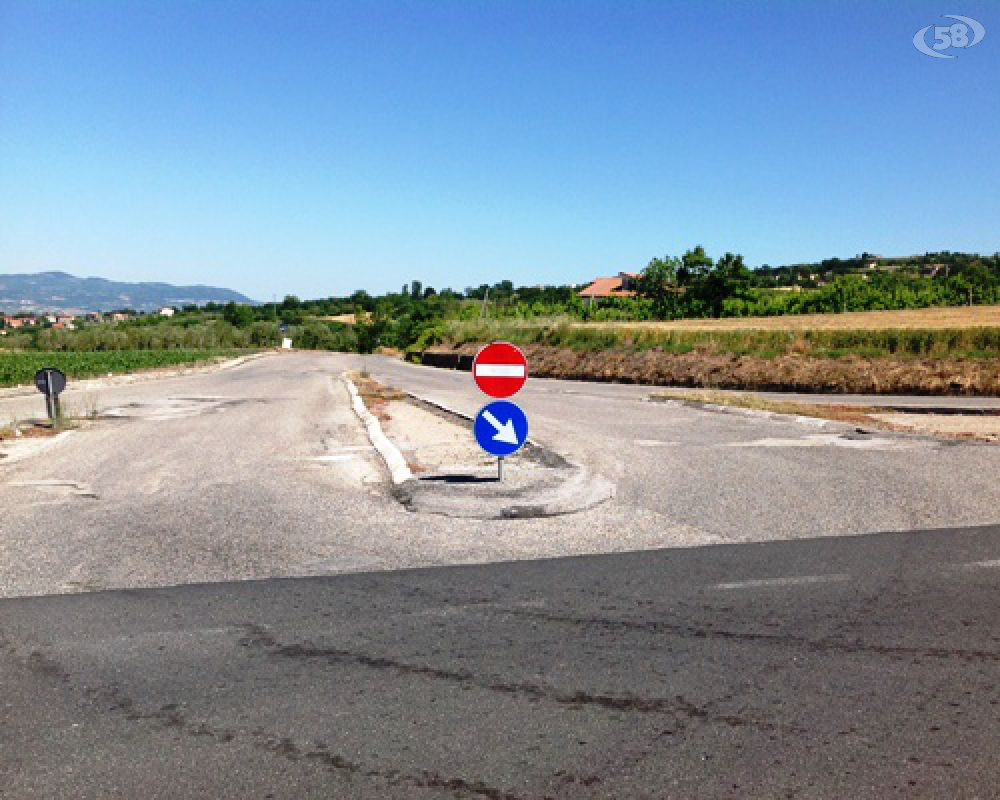 Carpignano, strada con discarica