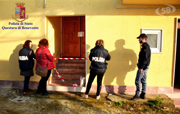 Casa a luci rosse, blitz della polizia. Due nei guai