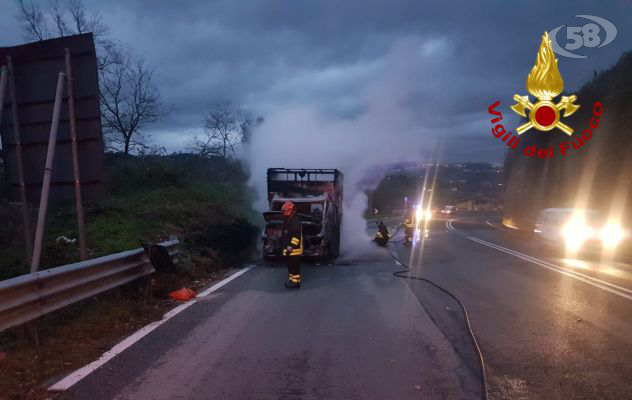 Mezzo in fiamme sulla Manna-Tre Torri: disagi alla circolazione