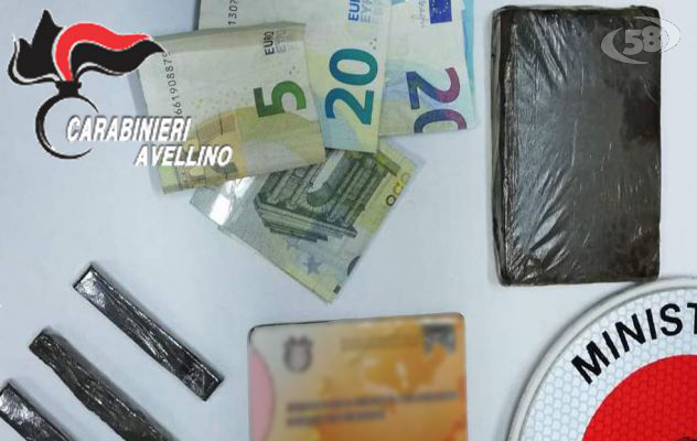 In panne con l'auto, prima soccorso e poi arrestato per spaccio