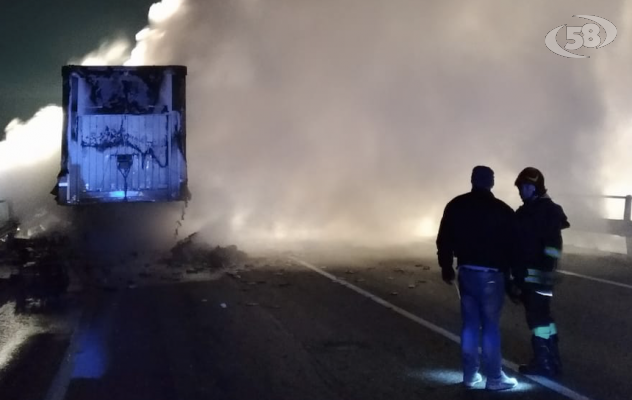 Tir in fiamme, notte di paura. Strada interrotta