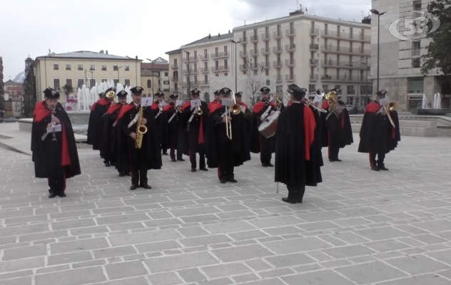 La Fanfara dei Carabinieri conquista Avellino: show lungo il Corso