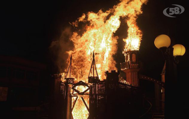 Lo spettacolo della ''Focara'' di Quindici: fede, folklore, turismo /VIDEO