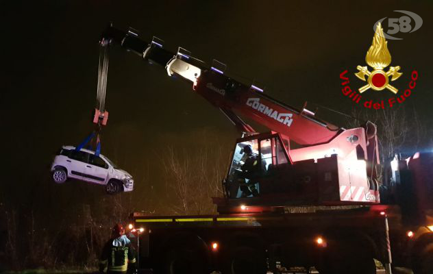 Auto sbanda e finisce nella scarpata: 4 giovani in ospedale