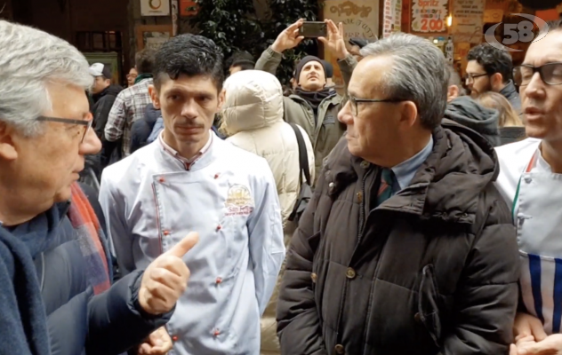 Dopo la bomba, deputati Pd visitano la pizzeria Sorbillo