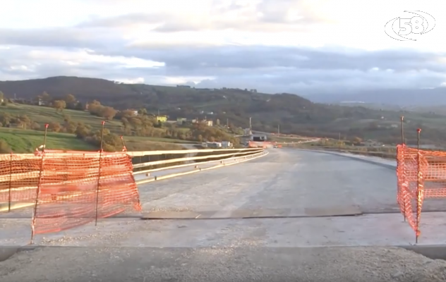 Lioni-Grotta, nuovo affondo di Sibilia. Il direttore dei lavori: opera completata per il 45%